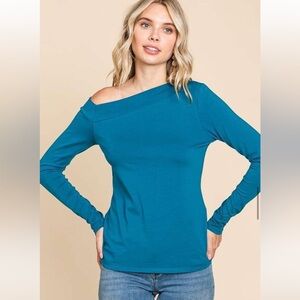 Women’s off the shoulder long sleeve top!